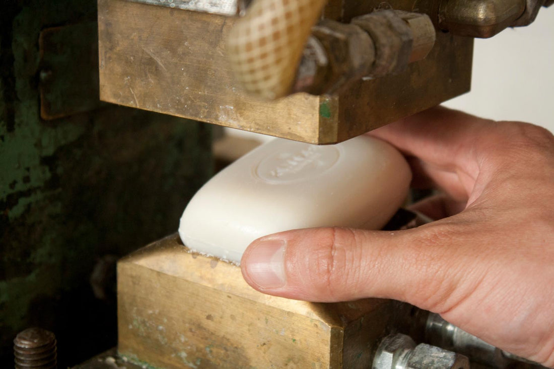 Das sind die Unterschiede zwischen industriell hergestellter Seife und Seife aus Manufakturarbeit Klar Seifen
