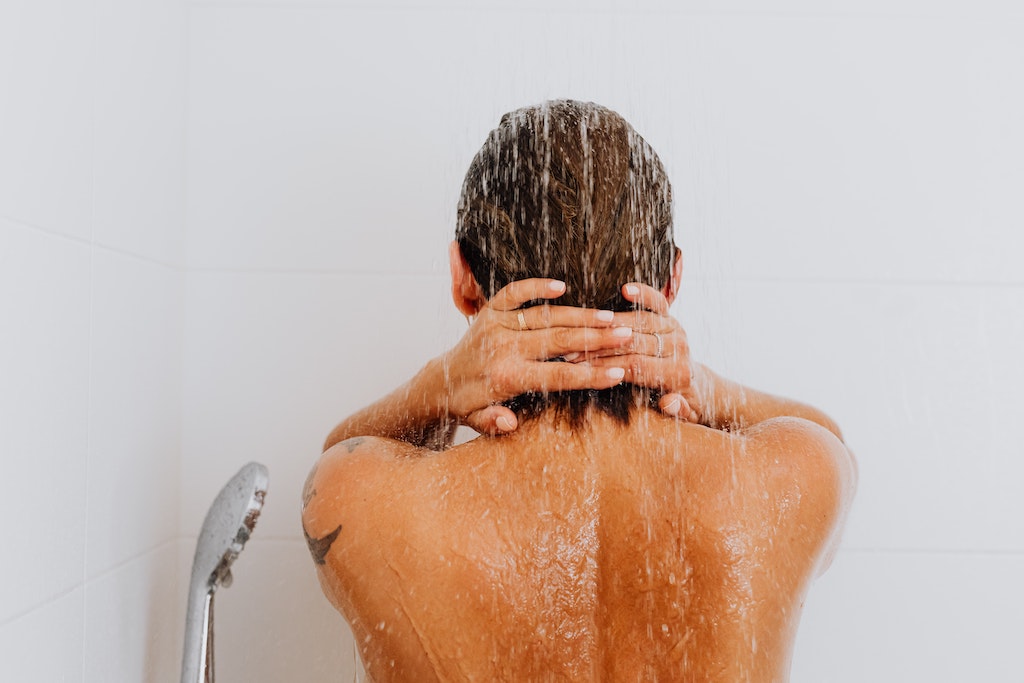 Schöne Haare im Sommer - So oft sollten Sie Ihre Haare waschen Klar Seifen