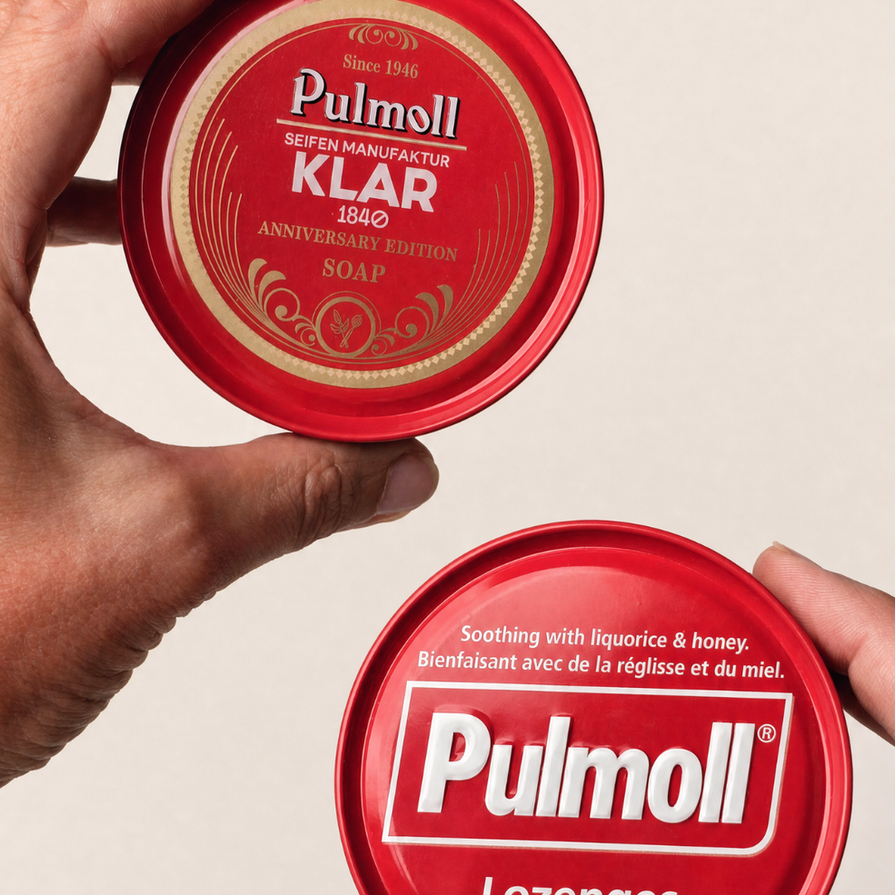 Hand hält den Deckel der Pulmoll × KLAR Seifendose über der Pulmoll Bonbon-Dose